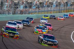 Clint Bowyer, Michael Waltrip Racing Toyota and Kasey Kahne, Hendrick Motorsports Chevrolet