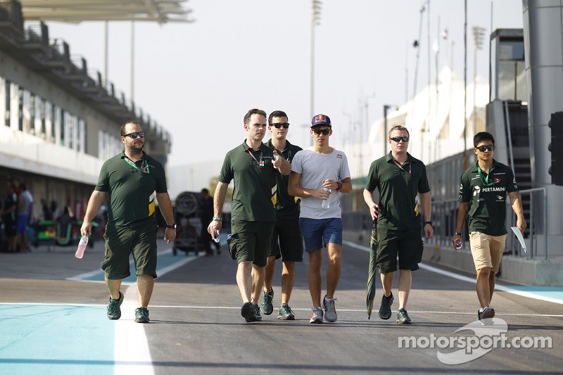 Yas Marina 2014: Pierre Gasly, Rio Haryanto, Caterham Racing