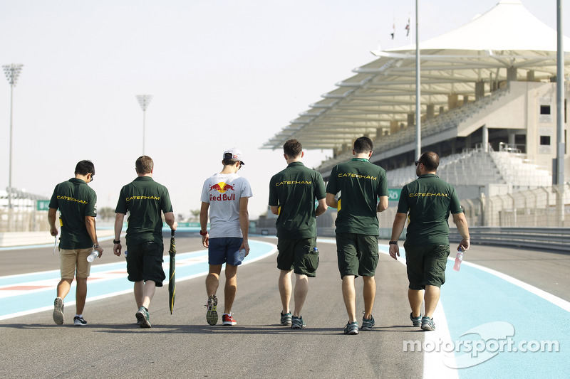 Yas Marina 2014: Rio Haryanto, Pierre Gasly, Caterham Racing
