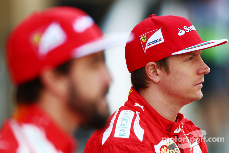 (Esquerda para direita): Fernando Alonso e Kimi Raikkonen, ambos da Ferrari, para a fotografia com o time