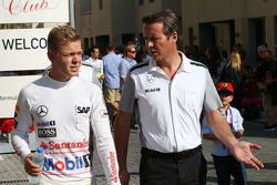 (I a D): Kevin Magnussen, McLaren, with Sam Michael, director deportivo de McLaren