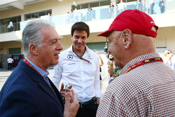 (I a D): Piero Ferrari, vicepresidente de Ferrari, con Toto Wolff, accionista y director ejecutivo d