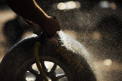 Pirelli, llantas siendo lavadas