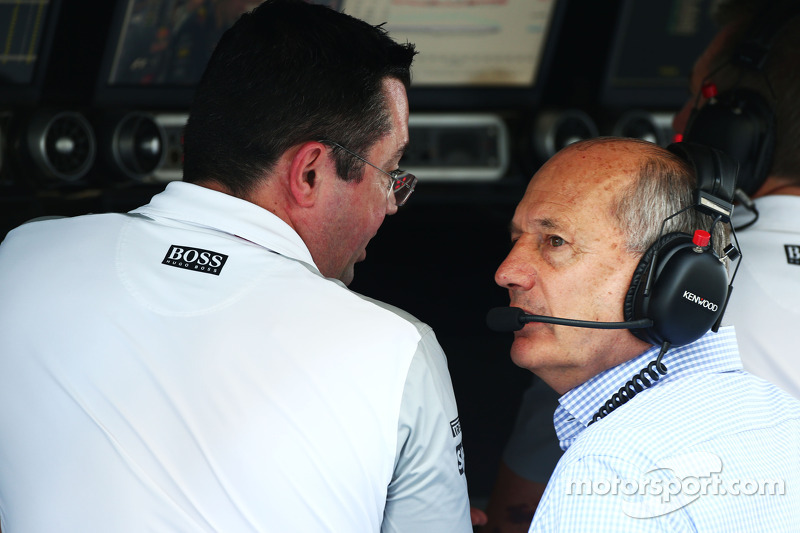 (Da sinistra a destra): Eric Boullier, Direttore di gara McLaren con Ron Dennis, Presidente esecutiv