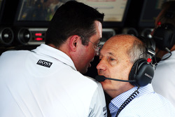 (I a D): Eric Boullier, director de McLaren Racing, con Ron Dennis, gerente de McLaren
