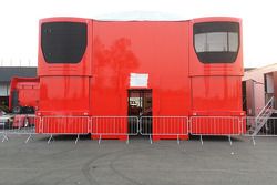 Scuderia Ferrari strutture e camion nel Paddock