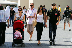 Pastor Maldonado, Lotus F1 Team con la moglie Gabriele e figlia Victoria