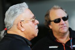 (I a D): Dr. Vijay Mallya, dueño de Sahara Force India F1 Team, con Robert Fernley, director de Sahara Force India F1 Team