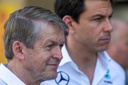 (I a D): Thomas Weber, miembro de la junta de consejo de Daimler AG with Toto Wolff, director ejecut