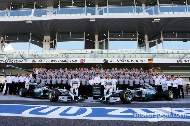 (Da sinistra a destra): Lewis Hamilton, Mercedes AMG F1  e il compagno di squadra Nico Rosberg, Merc