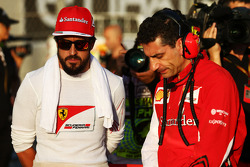 (L to R): Fernando Alonso, Ferrari with Andrea Stella, Ferrari Race Engineer on the grid