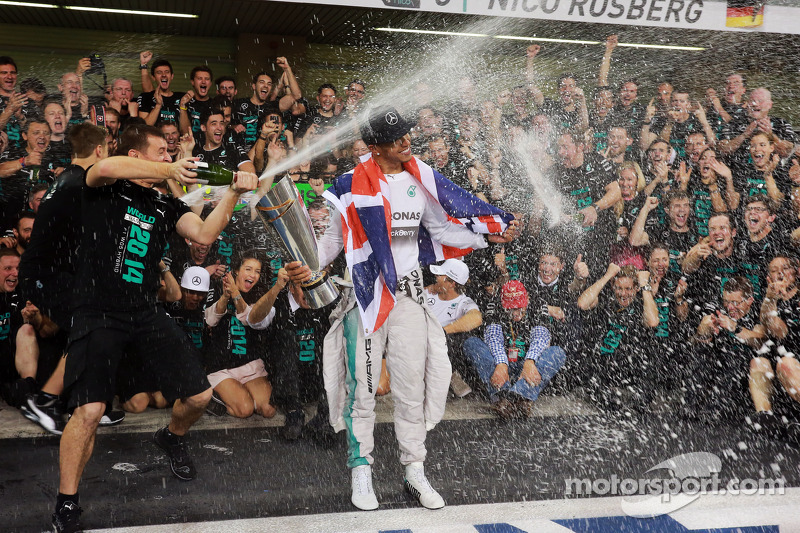 Vencedor da corrida e campeão do mundo Lewis Hamilton, Mercedes AMG F1 celebra com a equipe