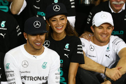 1. Platz und Weltmeister Lewis Hamilton, Mercedes AMG F1 W05, mit Nicole Scherzinger, und Nico Rosbe