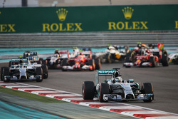 Lewis Hamilton, Mercedes AMG F1 W05, führt den Start an