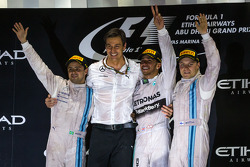 Podium: Felipe Massa, Williams, segundo; Lewis Hamilton, Mercedes AMG F1, el ganador y Campeón del Mundo; Valtteri Bottas, Williams, tercero