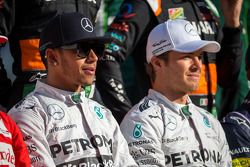 (L to R): Lewis Hamilton, Mercedes AMG F1 and Nico Rosberg, Mercedes AMG F1 at the end of season photograph