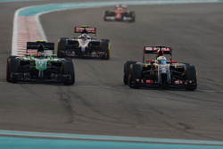 Will Stevens, Caterham CT05 and Romain Grosjean, Lotus F1 E22 battle for position