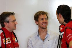 Pat Fry, Vice-Diretor Técnico e Chefe de Engenharia de corrida da Ferrari e Sebastian Vettel