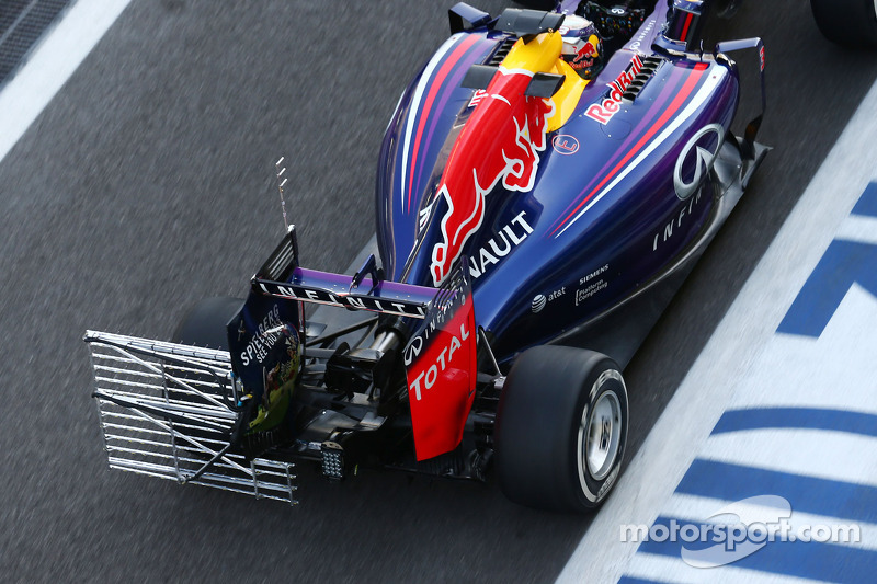 Daniel Ricciardo, Red Bull Racing RB10, corriendo con equipo de sensores