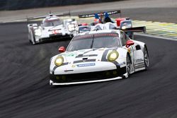 #91 Porsche Team Manthey Porsche 911 RSR: Jörg Bergmeister, Richard Lietz