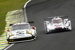 #91 Porsche Team Manthey Porsche 911 RSR: Jörg Bergmeister, Richard Lietz