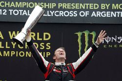 Petter Solberg zaferini kutluyor