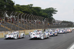 Start: #20 Porsche Team Porsche 919 Hybrid: Mark Webber, Brendon Hartley, Timo Bernhard and #14 Porsche Team Porsche 919 Hybrid: Romain Dumas, Neel Jani, Marc Lieb lead