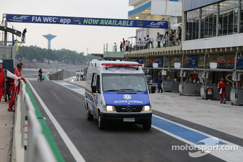 Mark Webber es transportado en ambulancia después de un gran choque