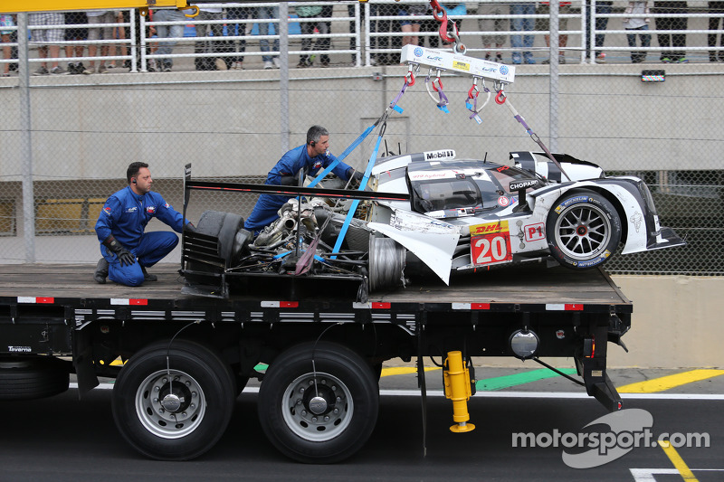 Porsche 919 Hybrid de Mark Webber é levado após batida com Matteo Cressoni