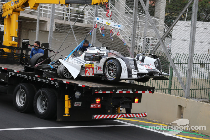 La Porsche 919 Hybrid di Mark Webber viene portata via dopo un incidente grave con Matteo Cressoni