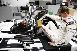 Nico Hulkenberg seat fitting in the Porsche 919 Hybrid