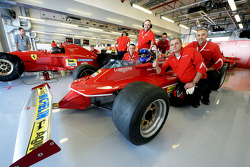 Marc Gené pilote la Ferrari de Gilles Villeneuve