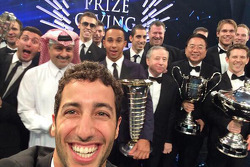 Daniel Ricciardo se toma una selfie con Lewis Hamilton, Jean Todt y otros