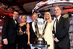 Rodney Childers, Katrina Childers, Gene Haas, DeLana Harvick en Kevin Harvick poseren met de kampioe