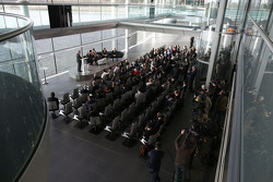 Yasuhisa Arai, director de Honda Motorsport, Jenson Button, Kevin Magnussen, Fernando Alonso y Ron D