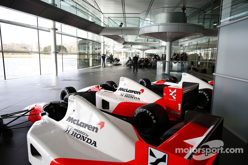 Ясухіса Араї, голова Honda Motorsport, Дженсон Баттон, Кевін Магнуссен, Фернандо Алонсо та Рон Денніс