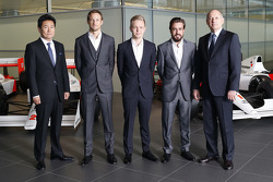 Yasuhisa Arai, director de Honda Motorsport, Jenson Button, Kevin Magnussen, Fernando Alonso y Ron Dennis, Chairman y CEO de McLaren