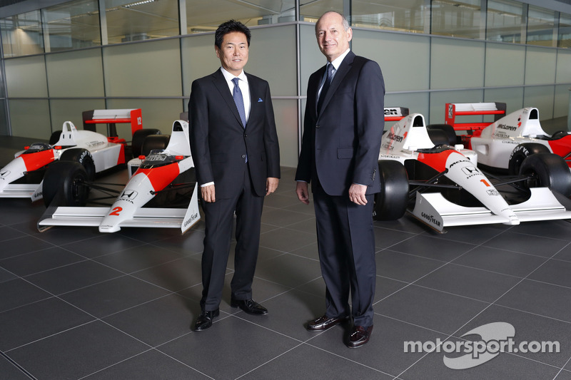 Ясухіса Араї, голова Honda Motorsport, Дженсон Баттон, Кевін Магнуссен, Фернандо Алонсо та Рон Денніс