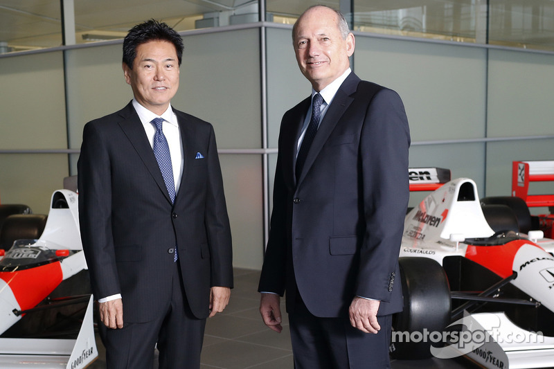 Yasuhisa Arai, chefe da Honda Motorsport, Jenson Button, Kevin Magnussen, Fernando Alonso e Ron Denn