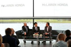 Yasuhisa Arai, Direttore di Honda Motorsport, Fernando Alonso e Ron Dennis, Presidente e CEO di McLa