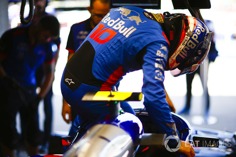 Pierre Gasly, Toro Rosso, entre dans sa voiture