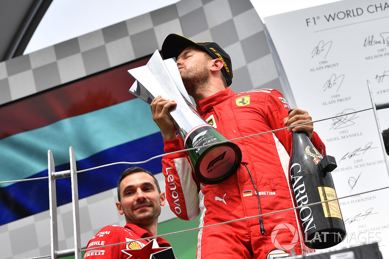 Le vainqueur Sebastian Vettel, Ferrari SF71H fête sa victoire sur le podium et embrasse le trophée