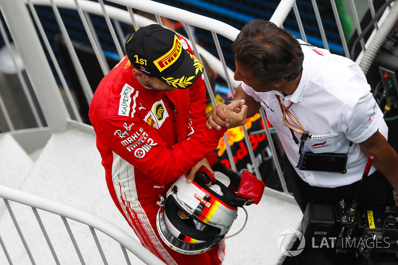 Le vainqueur Sebastian Vettel, Ferrari, fête sa victoire en arrivant sur le podium