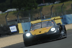 #56 Team Project 1 Porsche 911 RSR: Jörg Bergmeister, Patrick Lindsey, Egidio Perfetti