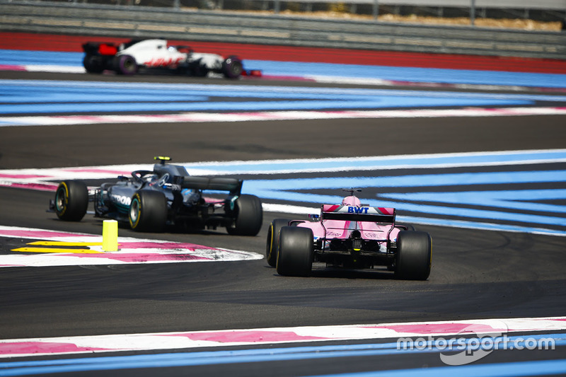 Valtteri Bottas, Mercedes AMG F1 W09, precede Sergio Perez, Force India VJM11