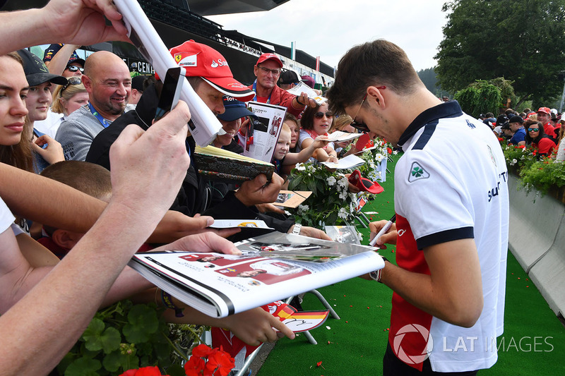 Charles Leclerc, Sauber signe des autographes pour les fans