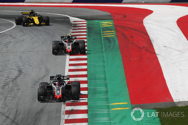 Romain Grosjean, Haas F1 Team VF-18, precede Kevin Magnussen, Haas F1 Team VF-18, e Nico Hulkenberg, Renault Sport F1 Team R.S. 18, nel raggiungere la griglia di partenza