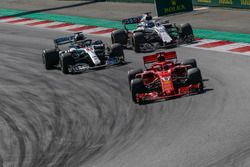Sebastian Vettel, Ferrari SF71H ve Lewis Hamilton, Mercedes-AMG F1 W09