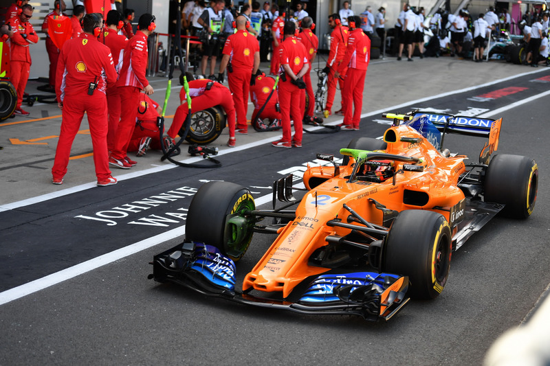 Stoffel Vandoorne, McLaren MCL33, con la vernice aerodinamica sull'halo