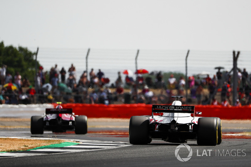 Charles Leclerc, Sauber C37, por delante de Romain Grosjean, Haas F1 Team VF-18